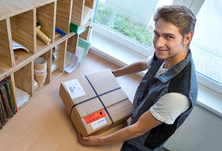 Le personnel prépare des échantillons