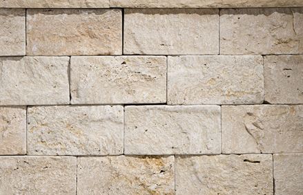 Frontalansicht Travertinmauer