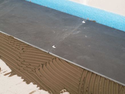 Les croisillons pour carrelage entre deux carreaux en ardoise