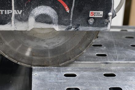 Un tailleur de diamant coupe la pierre naturelle