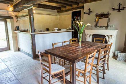 Cuisine en style maison de campagne avec des carrelages en travertin