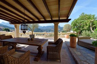 Un coin salon confortable avec une touche méditerranéenne