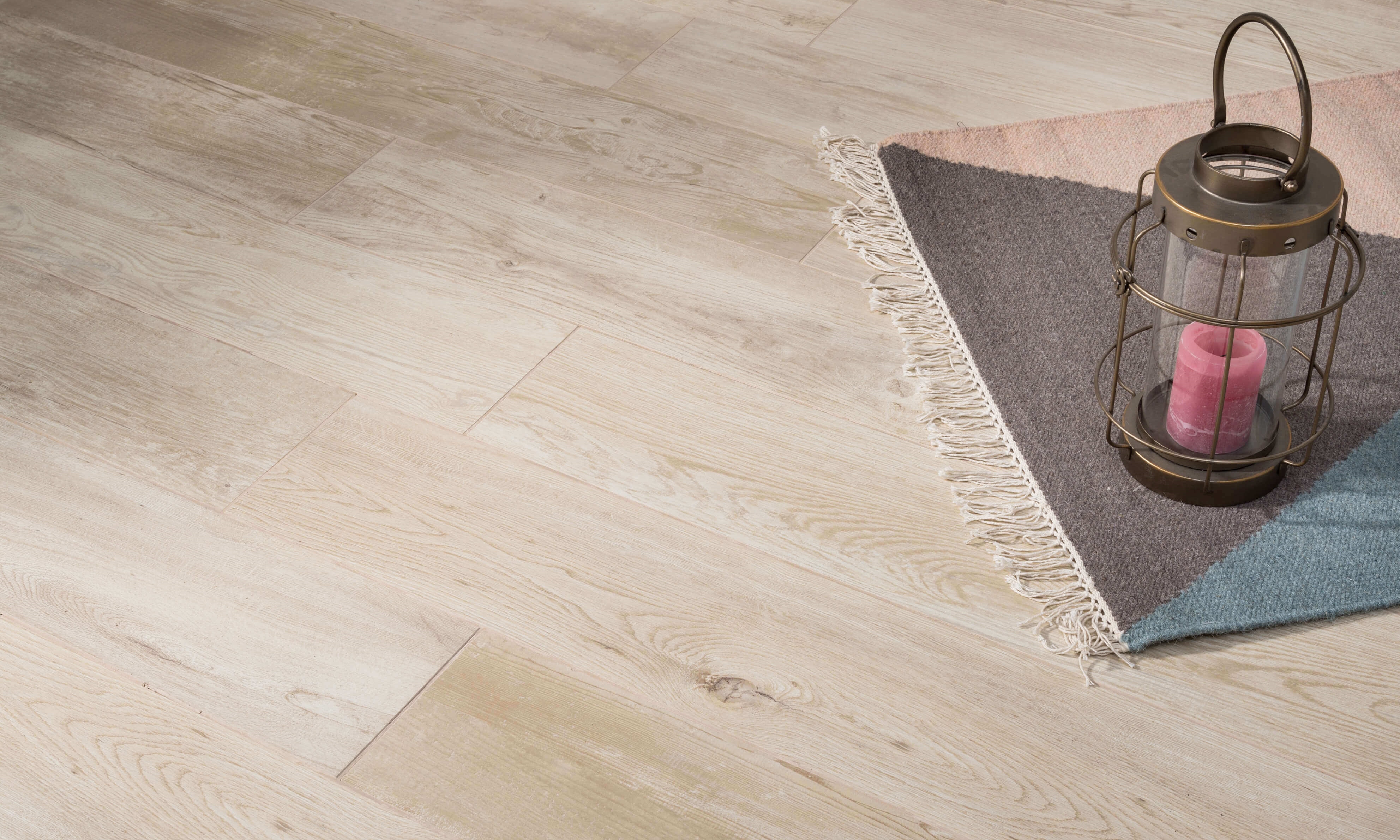 Carreaux de grès cérame en effet bois dans les tons beige clair avec moquette et lanterne décorative