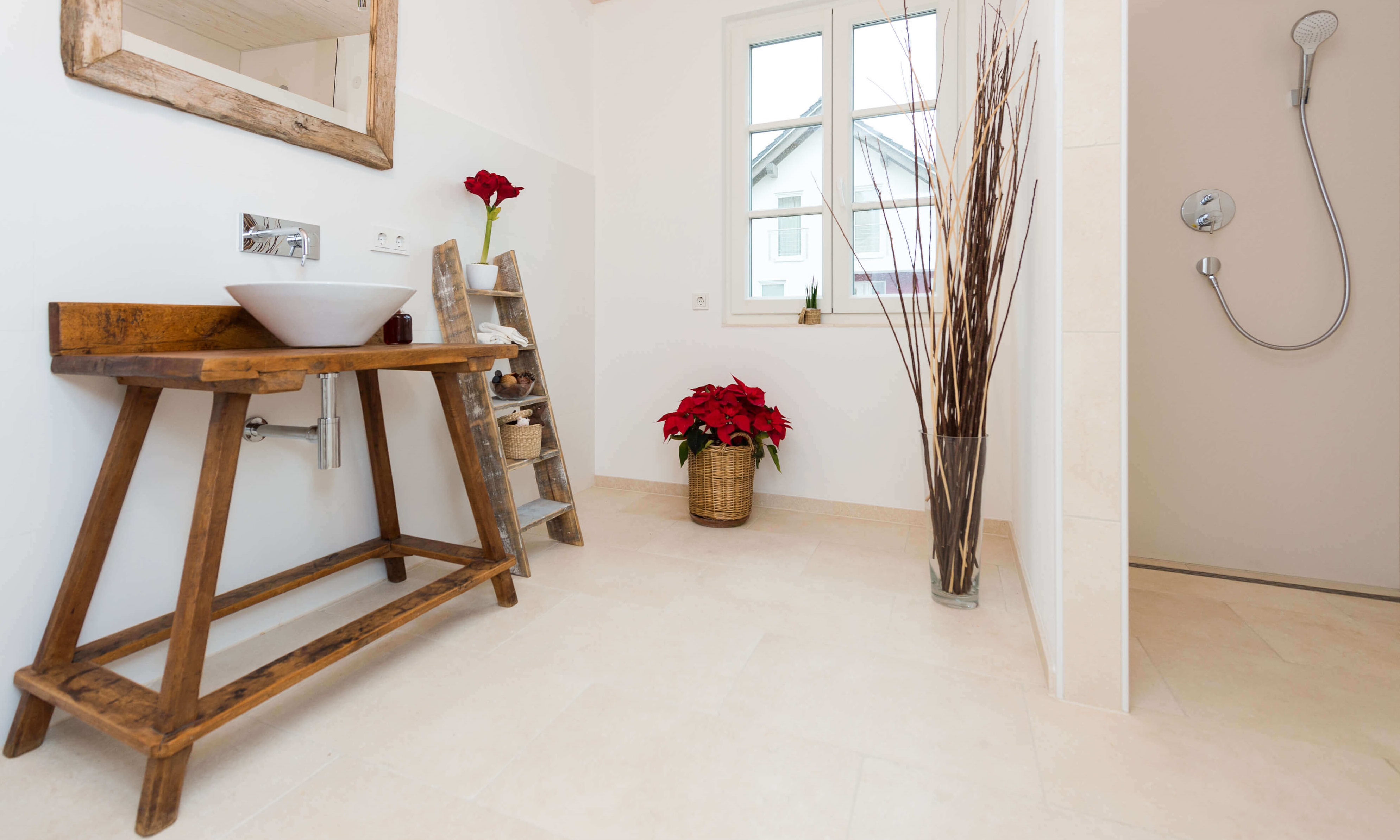 Salle de bain moderne avec meubles en bois et carreaux de calcaire lumineux
