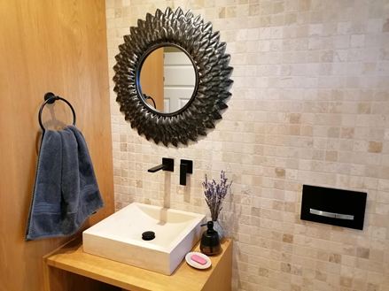 Salle de bains avec mosaïque en travertin