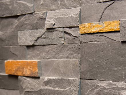 Vue sur les plaquettes de parement en ardoise Peacock Black