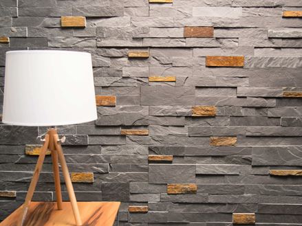 Une lampe moderne devant le parement en ardoise Peacock Black