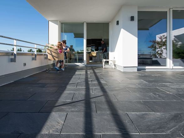 Personnes sur la terrasse du toit en ardoise