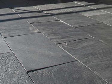 Le dallage en ardoise Black Rustic, vue en contre-plongée