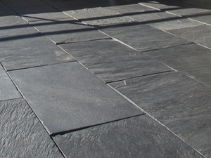 Le dallage en ardoise Black Rustic, vue en contre-plongée