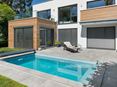 Une maison moderne avec piscine et dalles imitation ardoise Alpine Grey en grès cérame