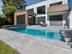 Une villa moderne avec piscine et dallage imitation ardoise Alpine Grey en grès cérame