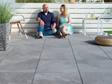 Deux personnes assises sur la terrasse imitation ardoise Alpine Grey
