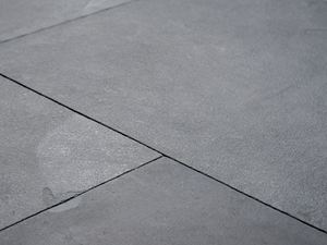 Des dalles Mustang en ardoise gris foncé et ses joints noirs