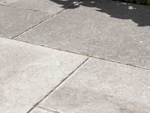 Le dallage en pierre calcaire Camino Grey vu de près