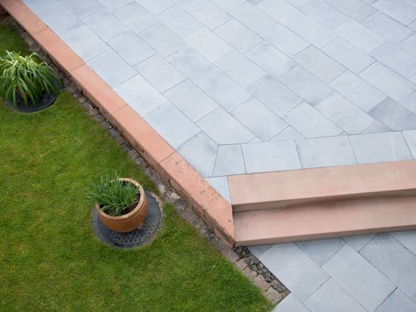Une terrasse avec dalles en pierre calcaire Blaustein Azur