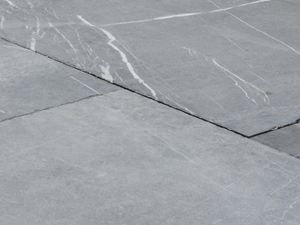 Dalles de pierre calcaire Blaustein Azur en gros plan, des grains blancs sont visibles dans le ton gris clair de la pierre naturelle.