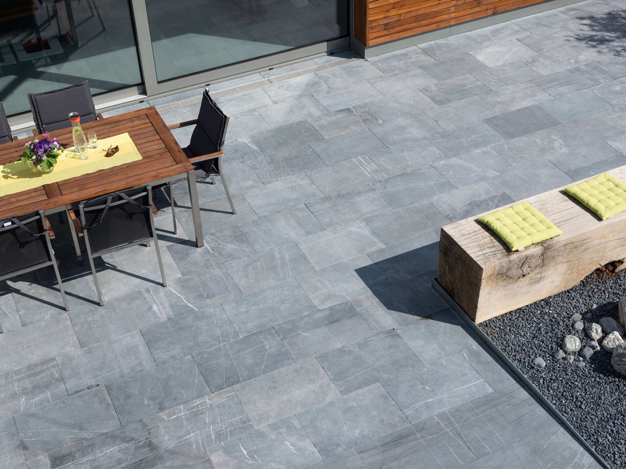 Vue sur la terrasse en pierre calcaire Blaustein Azur depuis le haut
