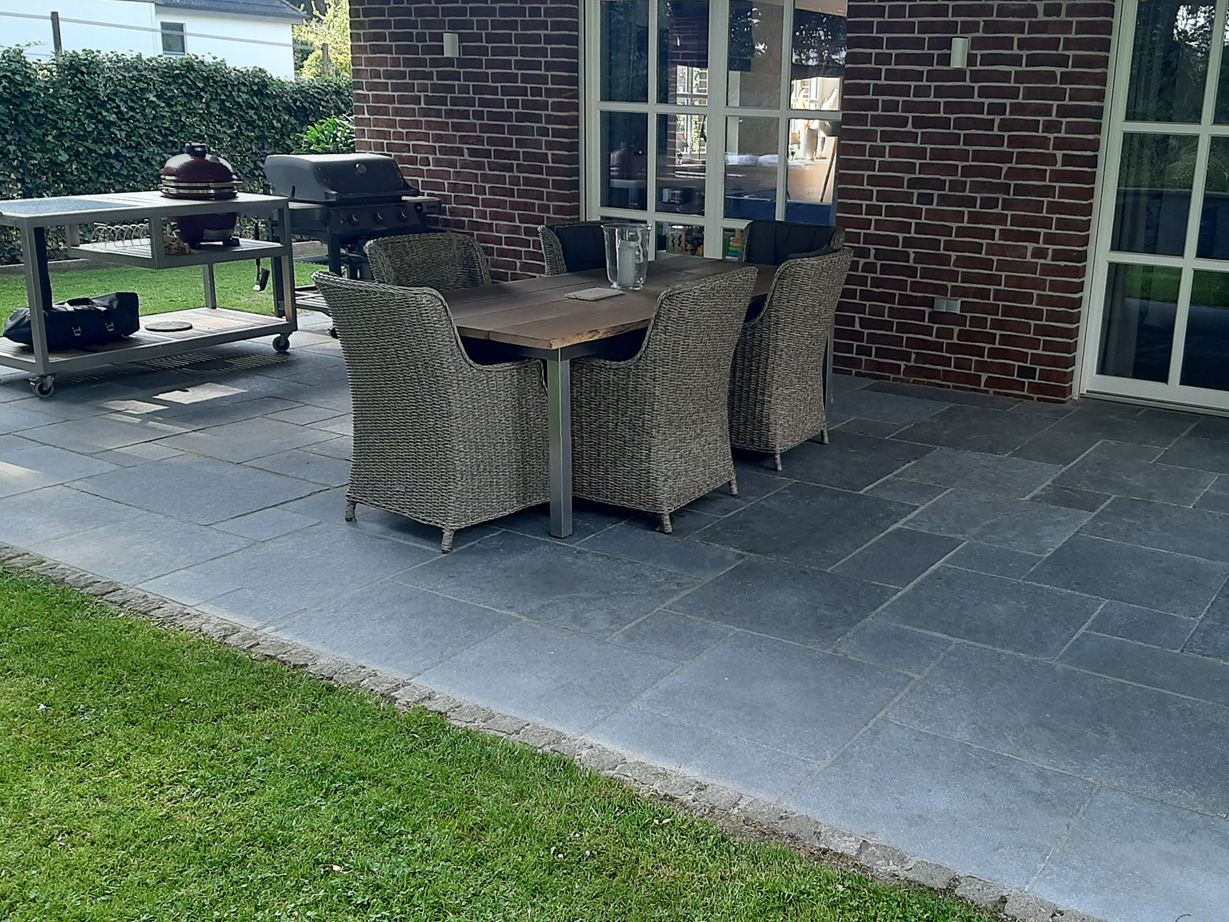 Les dalles de calcaire gris-bleu ont un effet noble. Photo du client dalles_de_terrasse_en_calcaire_Java_Blue_terrasse_couverte