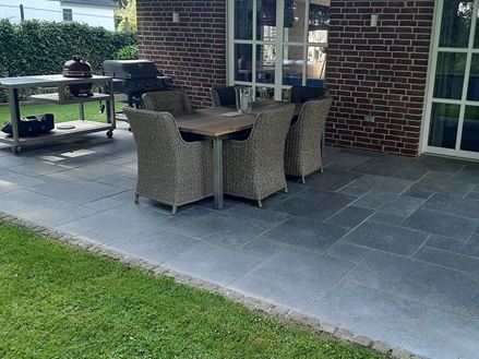 dalles_de_terrasse_en_calcaire_Java_Blue_terrasse_couverte