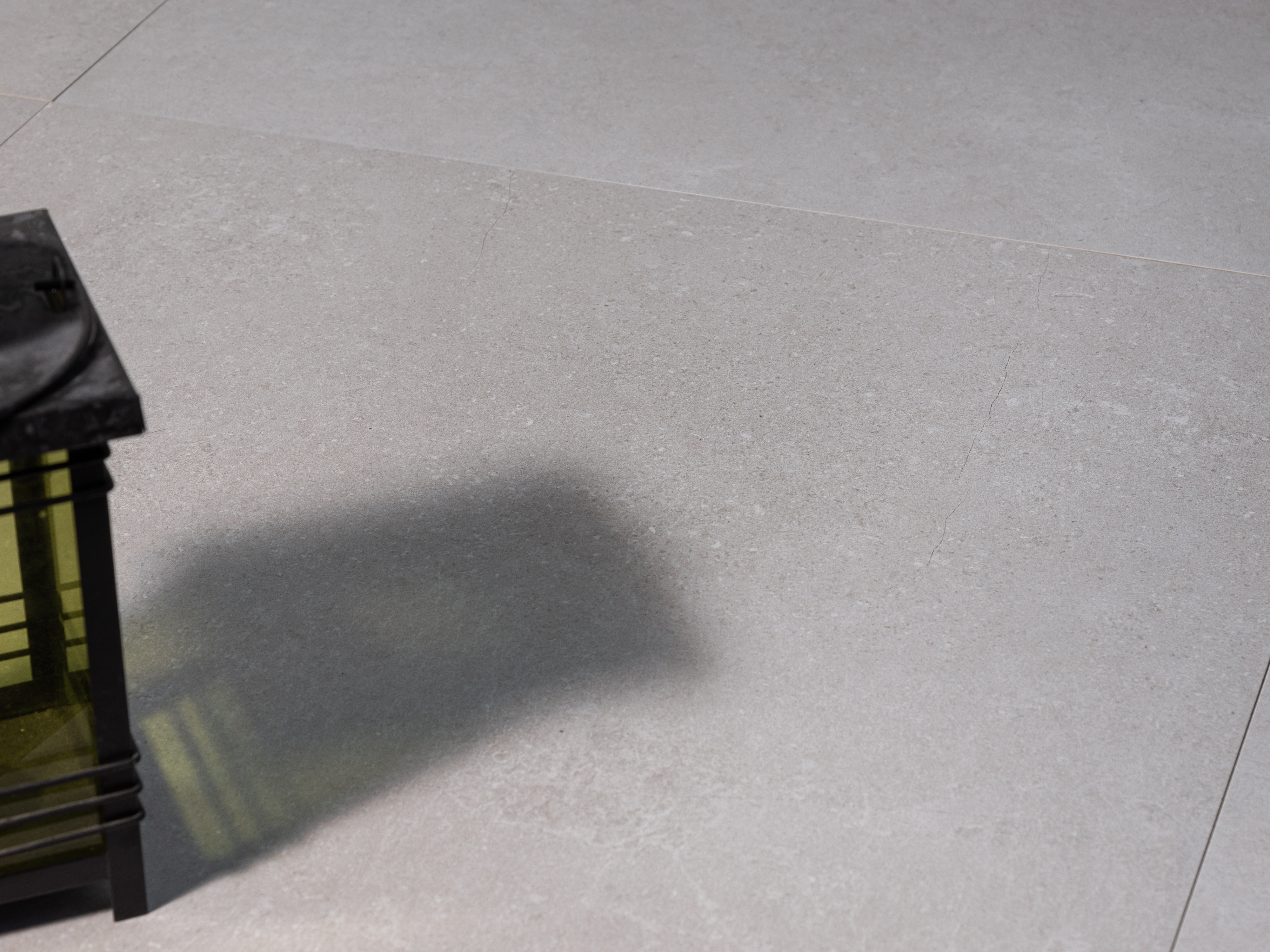 Les dalles imitation pierre Sevilla Pearl et une lanterne