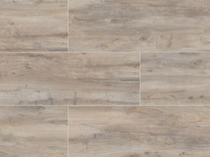  Des dalles de terrasse en grès cérame effet bois dans les tons marron et gris.