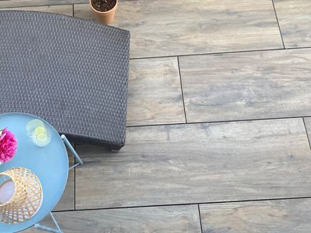 Dalles de terrasse imitation bois Canada Lodge avec chaise longue et table