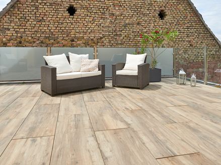 Dalles de terrasse aspect bois Canada Lodge avec mobilier de salon