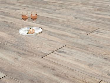 Dalles en effet bois Canada Lodge avec verres à vin et fleurs