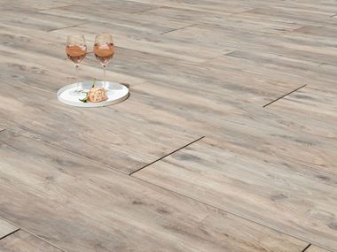 Dalles en effet bois Canada Lodge avec verres à vin et fleurs