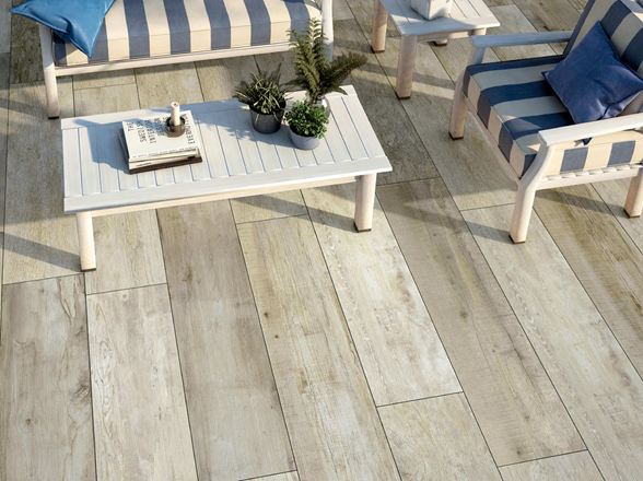 Terrasse au mobilier blanc et au dallage imitation bois Indie Sky vue de haut