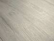 Gros plan sur les dalles en grès cérame effet bois clair Nordic Maple et leurs veines apparentes