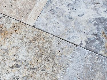 Gros plan sur les dalles en travertin Silver