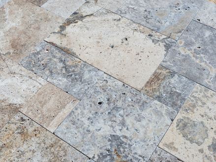 Dallage en travertin Silver posé en opus romain