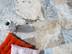 Dallage en travertin Silver, deux coussins et vase blanc