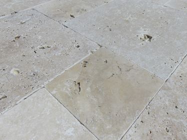 Gros plan sur les dalles de terrasse Ivory Cream