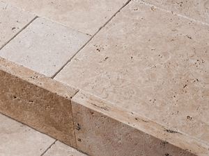 Pierres de bordure en travertin beige-brun Antique avec surface brossée