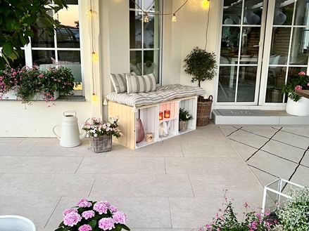 Les dalles imitation travertin Siena sur une terrasse avec un petit banc