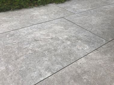 Gros plan sur le dallage imitation travertin Verona