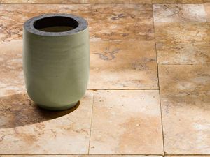 Les dalles en travertin Gold et un vase vert