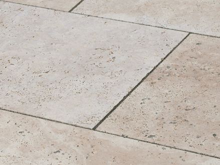 Gros plan sur les dalles en travertin Medium Line et leurs joints foncés