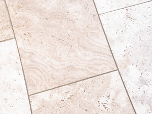 Les veinures subtiles du travertin Medium Line lui confèrent une grande élégance Gros plan sur les dalles de travertin pour l'extérieur en beige