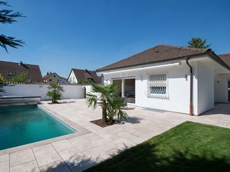 Maison de vacances avec terrasse en dalles de travertin Medium Line