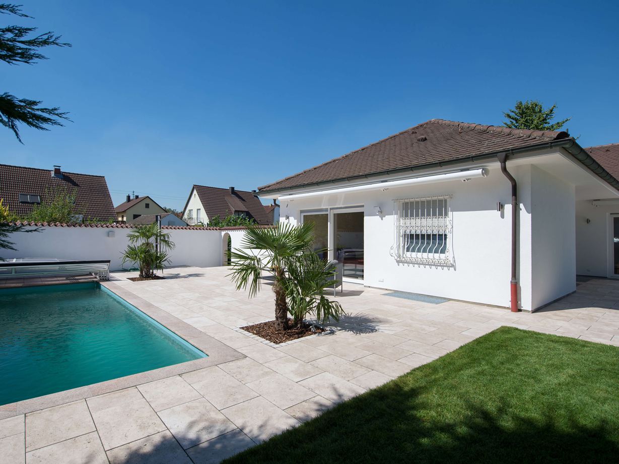 Les dalles en travertin beige rappellent la Méditerranée Maison de vacances avec terrasse en dalles de travertin Medium Line