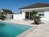Maison avec piscine, dallage en travertin Medium Line et palmiers