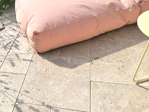 Dallage en travertin Medium Select avec assise rose et petite table jaune