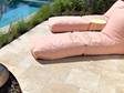 Les dalles en travertin Medium Select sur une terrasse autour de la piscine avec deux sièges roses