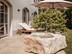 Terrasse en travertin Medium Select avec fontaine en pierre en premier plan