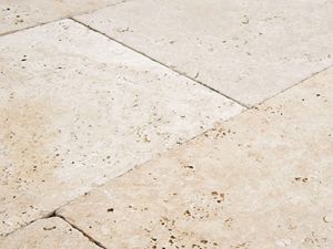 Gros plan sur les dalles en travertin Medium Select