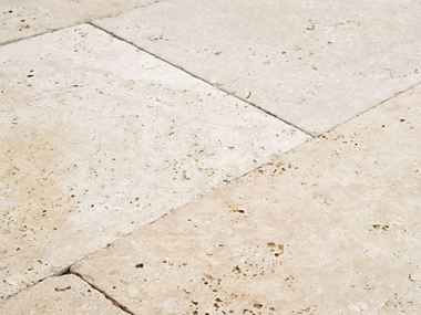 Gros plan sur les dalles en travertin Medium Select